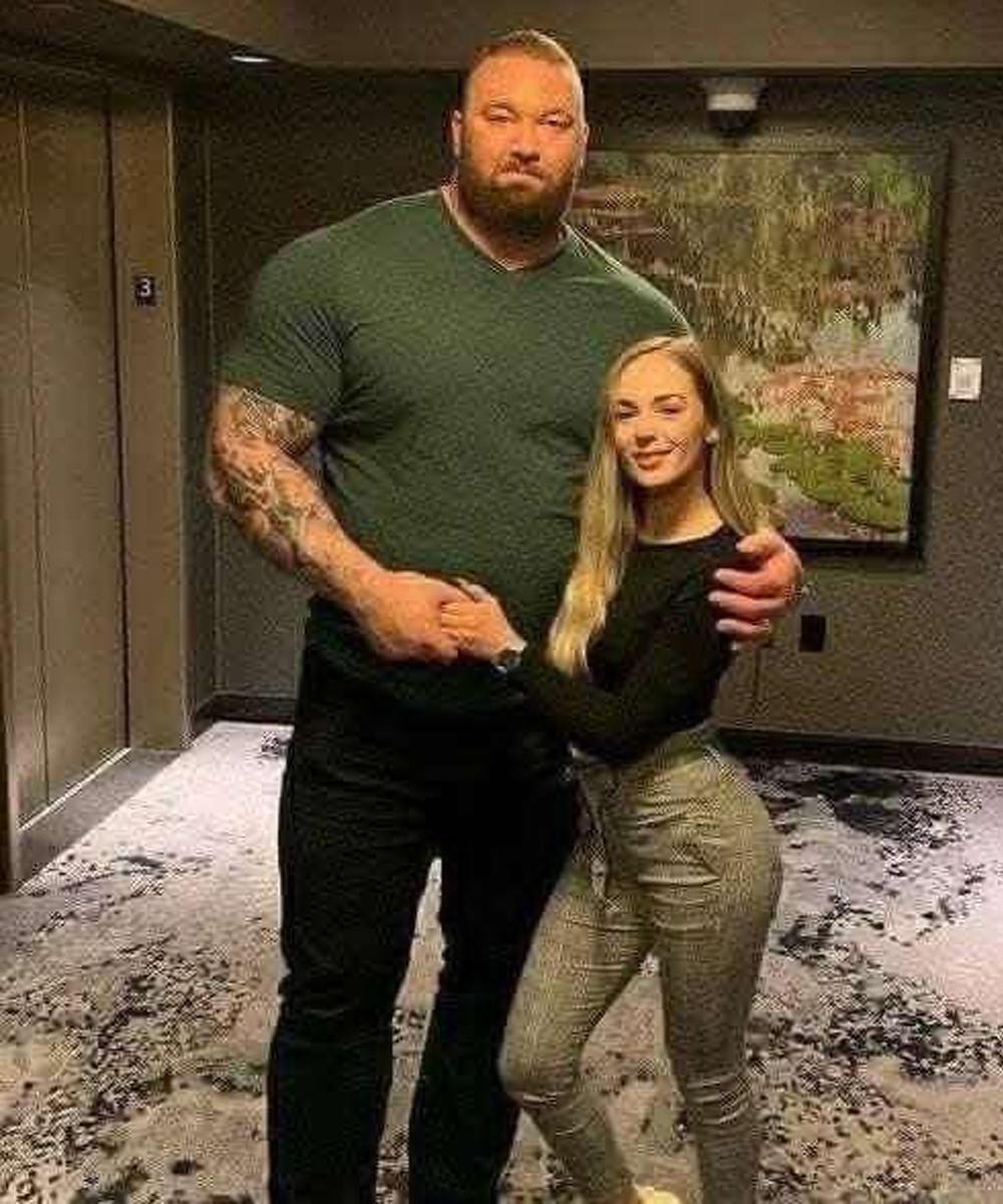 Männer bevorzugen kleinere Frauen, weil sie...