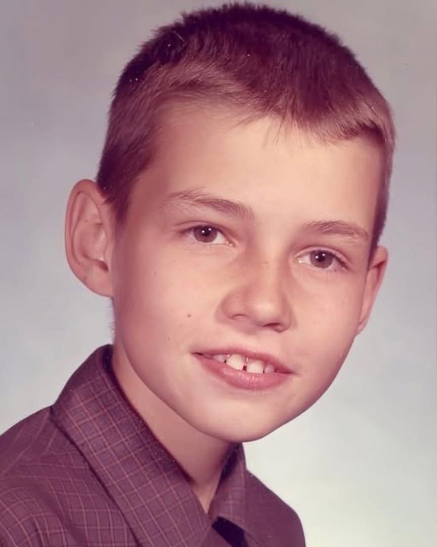 Erkennen Sie den Jungen auf dem Foto? Niemand hätte gedacht, dass er zu den größten Namen der Weltkomödie gehören würde