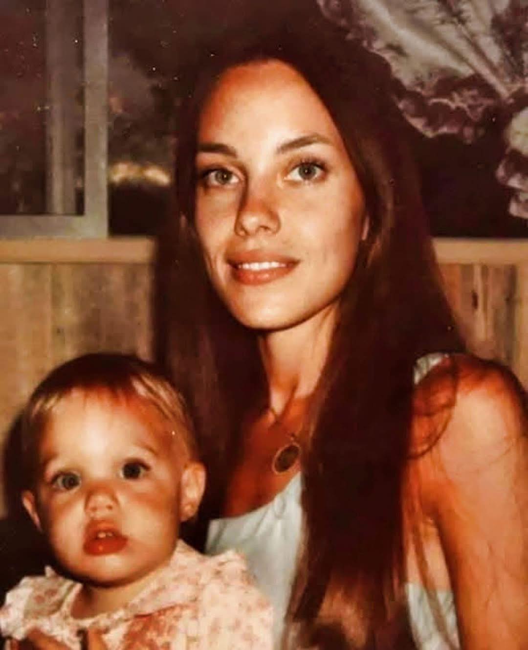 Ein seltener Kindheitsmoment: Erkennen Sie den zukünftigen Hollywood-Star und ihre Mutter?