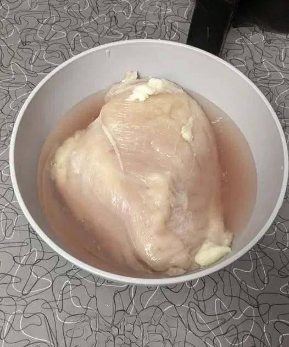 Ist es schlimm, Hähnchen zu essen, das über Nacht auf der Arbeitsplatte stand? Mein Mann meint, es sei wahrscheinlich in Ordnung, aber ich möchte sicherstellen, dass es für die Kinder sicher ist.