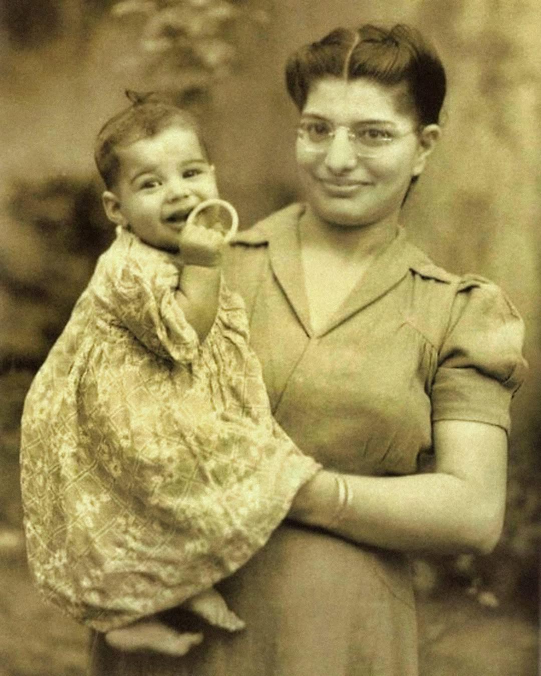 Ein seltenes Foto von 1947: Ein Baby in den Armen seiner Mutter – können Sie erraten, welche zukünftige Rock-Ikone es werden sollte?