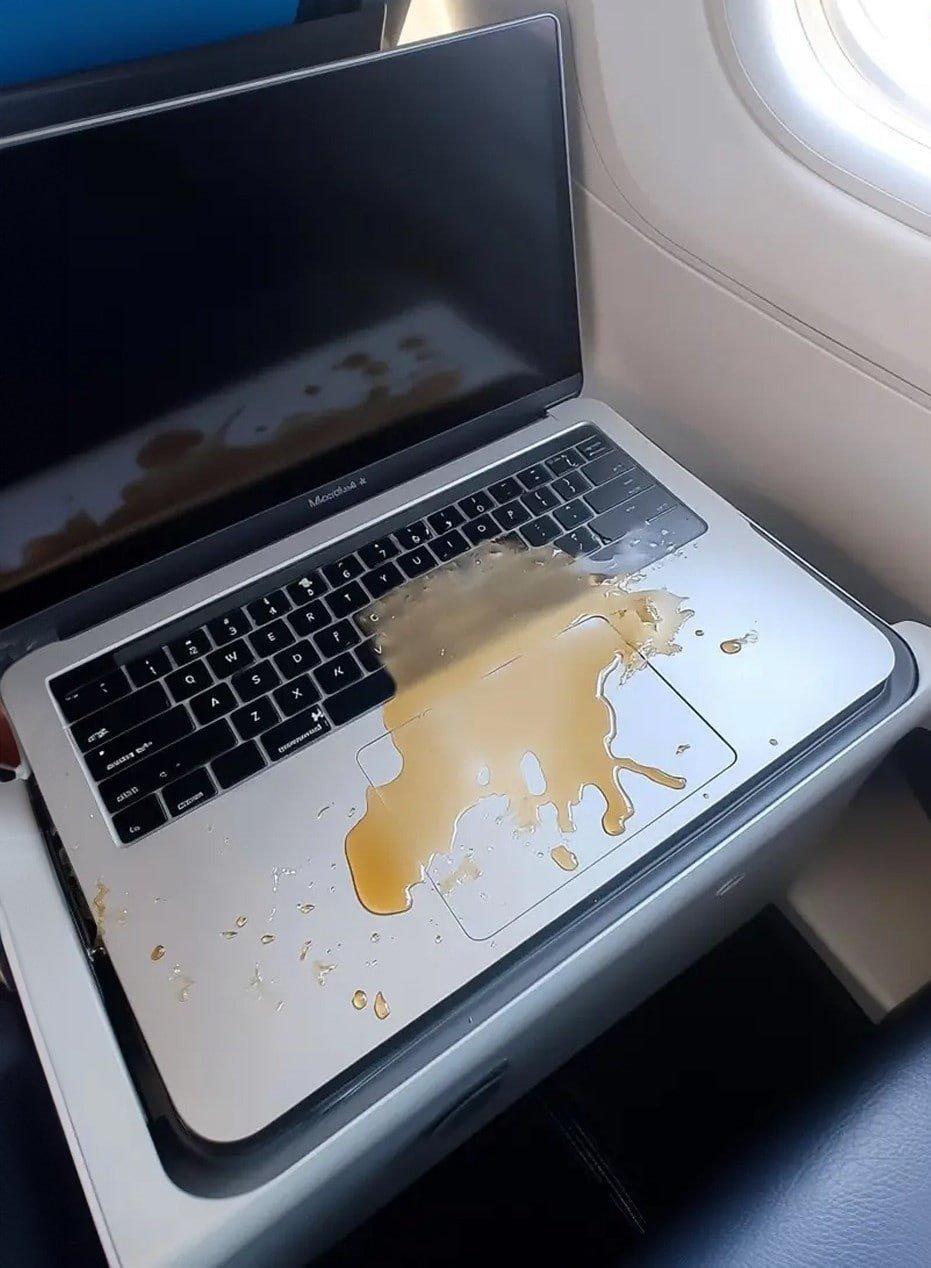 PASAJERO ARROGANTE DERRAMÓ SU BEBIDA EN MI PORTÁTIL, ARRUINÁNDOLO COMPLETAMENTE – EL KARMA LO ALCANZÓ TAN PRONTO COMO ATERRIZAMOS.