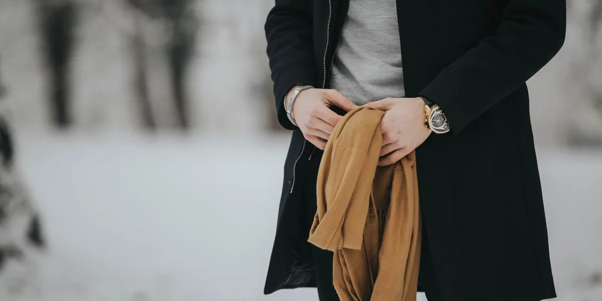 Encontré un número de teléfono y una nota enigmática en el viejo abrigo de mi esposo — lo que descubrí me dejó atónita.