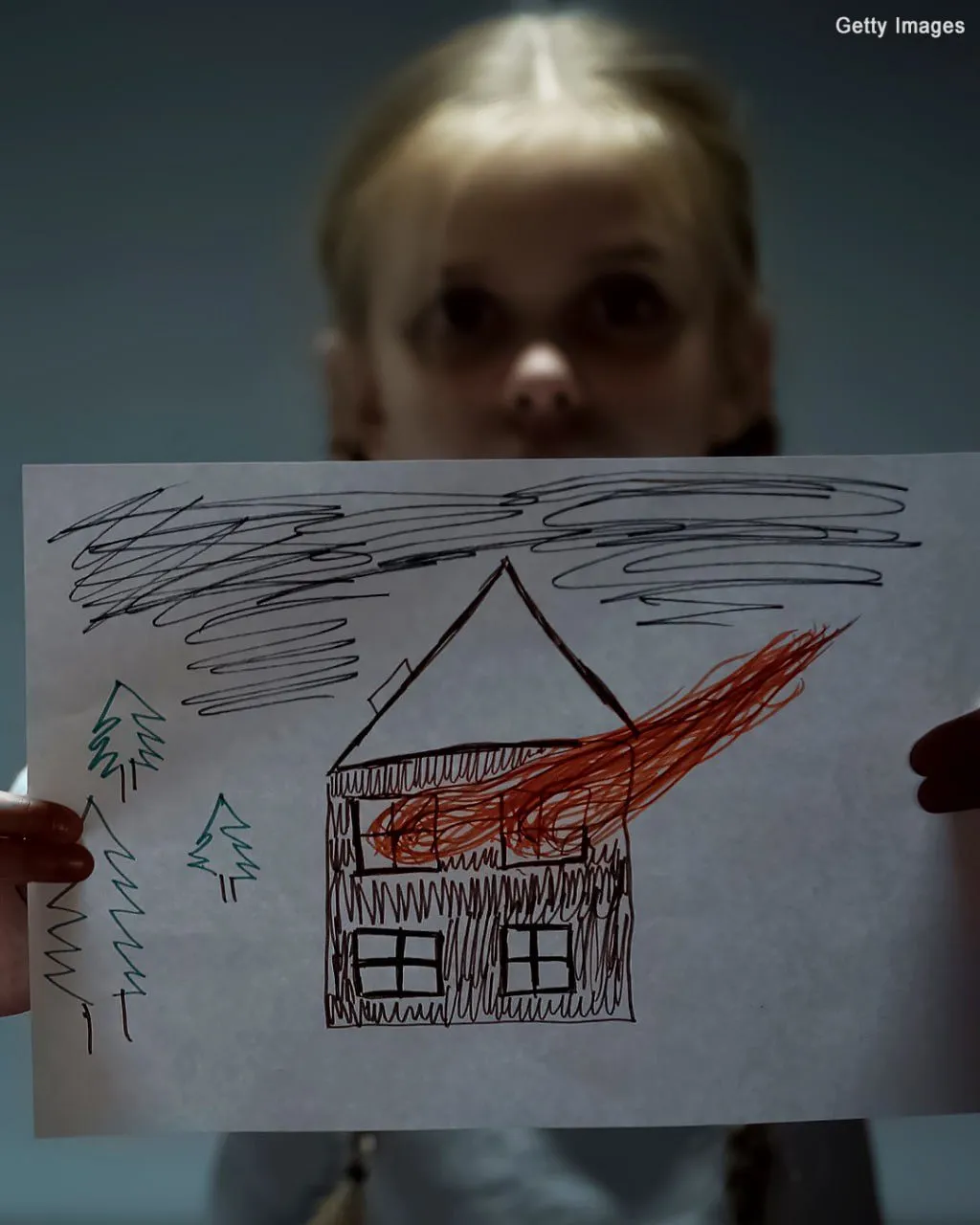 Mi Hija de 4 Años Comenzó a Dibujar Imágenes Oscuras Después de Descubrir Accidentalmente el Secreto de su Padre.