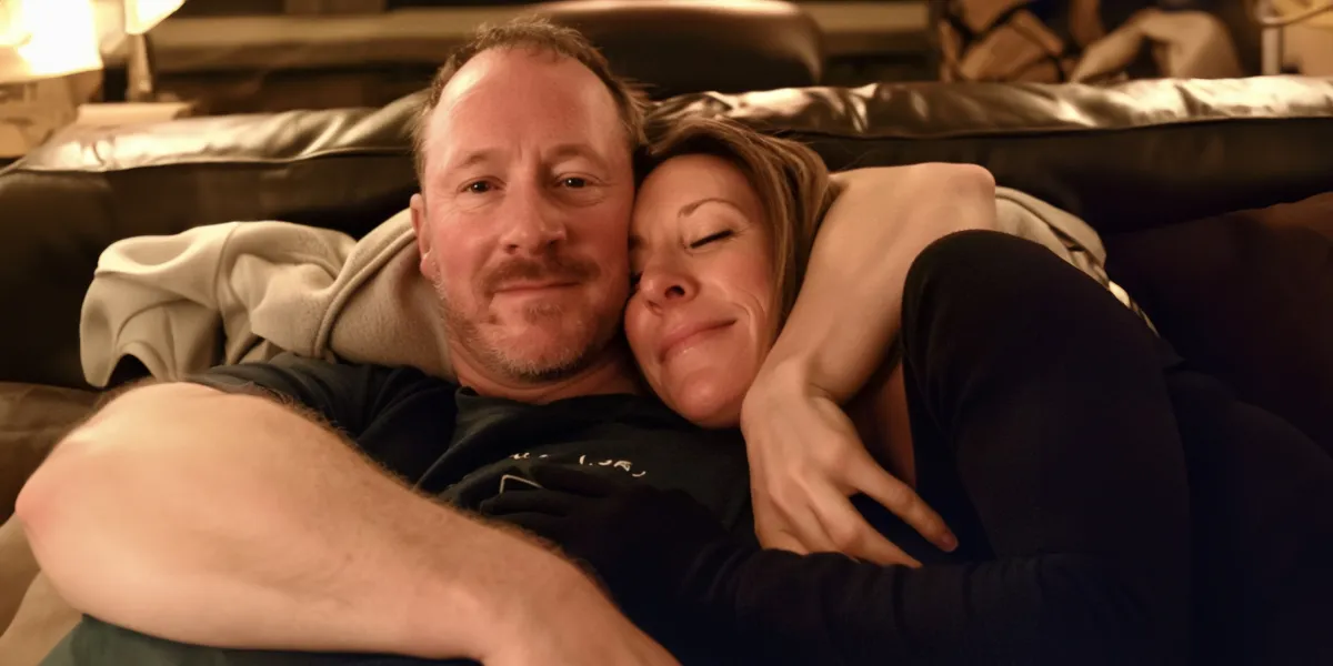 PUBLIQUÉ UNA FOTO MÍA Y DE MI PAREJA EN FACEBOOK POR PRIMERA VEZ, Y DE INMEDIATO RECIBÍ UN MENSAJE: ‘DEBES HUIR DE ÉL. AHORA’.