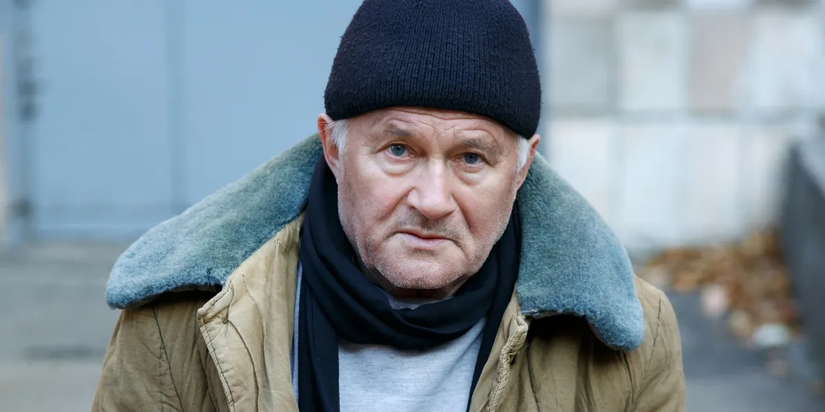 Acogimos a un hombre sin hogar durante el invierno — el paquete que dejó cambió nuestras vidas.