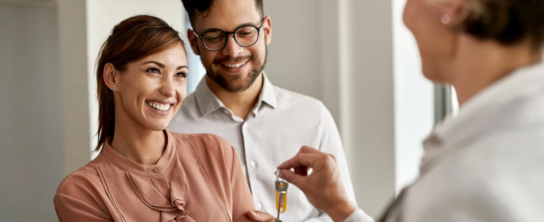 Mi Suegra Nos Regaló una Casa en Nuestra Boda – Una Semana Después de Mudarnos, Exigí Devolverla o Terminar Nuestro Matrimonio.