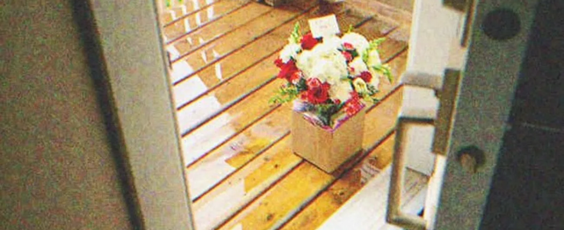 Elderly Widow Finds Flowers at Her Doorstep Every Week, but Has No Idea Who They’re From – Story of the Day.