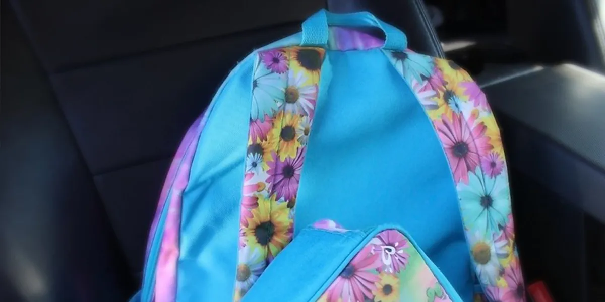 Encontré una nota en la mochila de mi hija que decía: “Soy tu verdadero padre, ven a verme después de la escuela” – Me quedé en shock al descubrir la verdad.