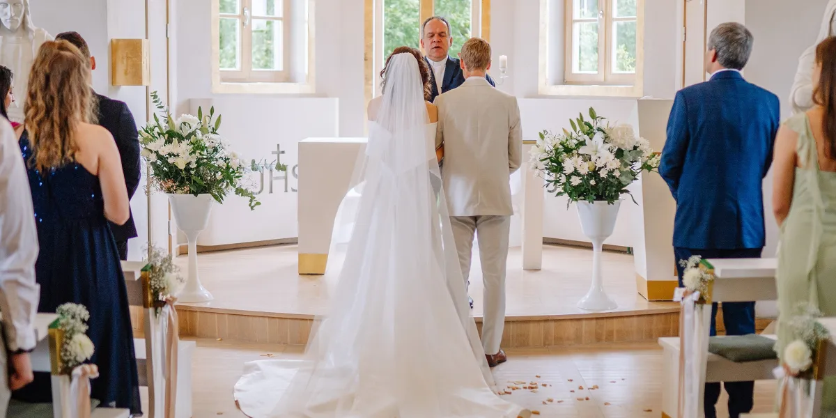 Noté algo extraño sobre la novia en la boda de mi mejor amigo: cuando levanté su vestido, todos quedaron en shock.