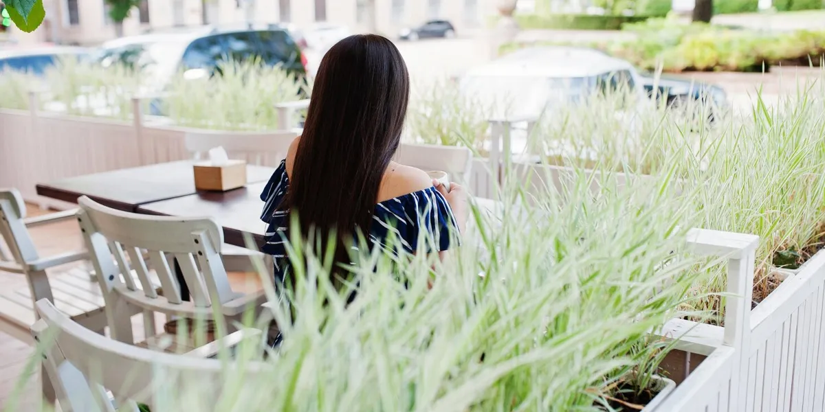 Mi esposa me dejó y abandonó a nuestros hijos después de que perdí mi empleo. Dos años después, la encontré accidentalmente en un café, y estaba llorando.