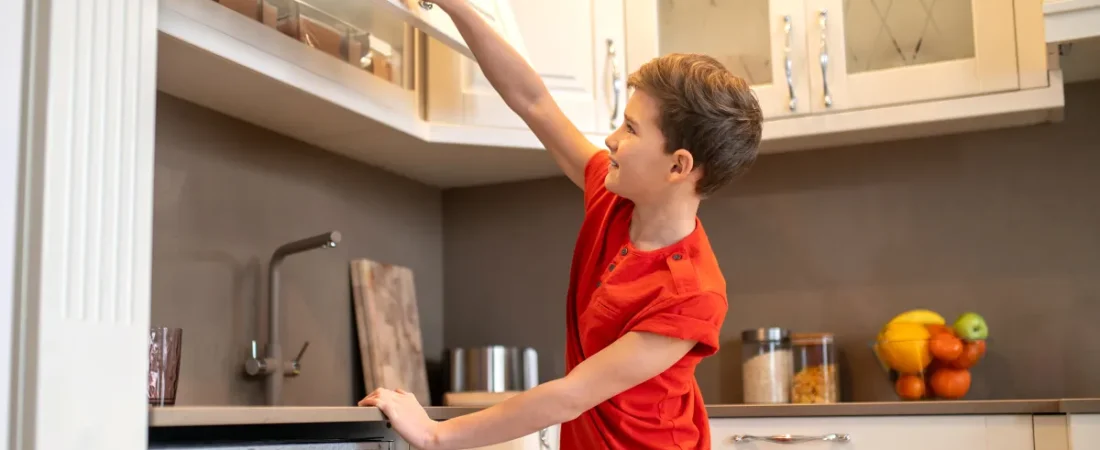 OLVIDÉ DEJAR DINERO PARA EL ALMUERZO DE MI HIJO, PERO ÉL DIJO: “NO TE PREOCUPES, MAMÁ. VOY A BUSCAR EN LA CAJA DE CEREALES DONDE PAPÁ LO ESCONDE.”.