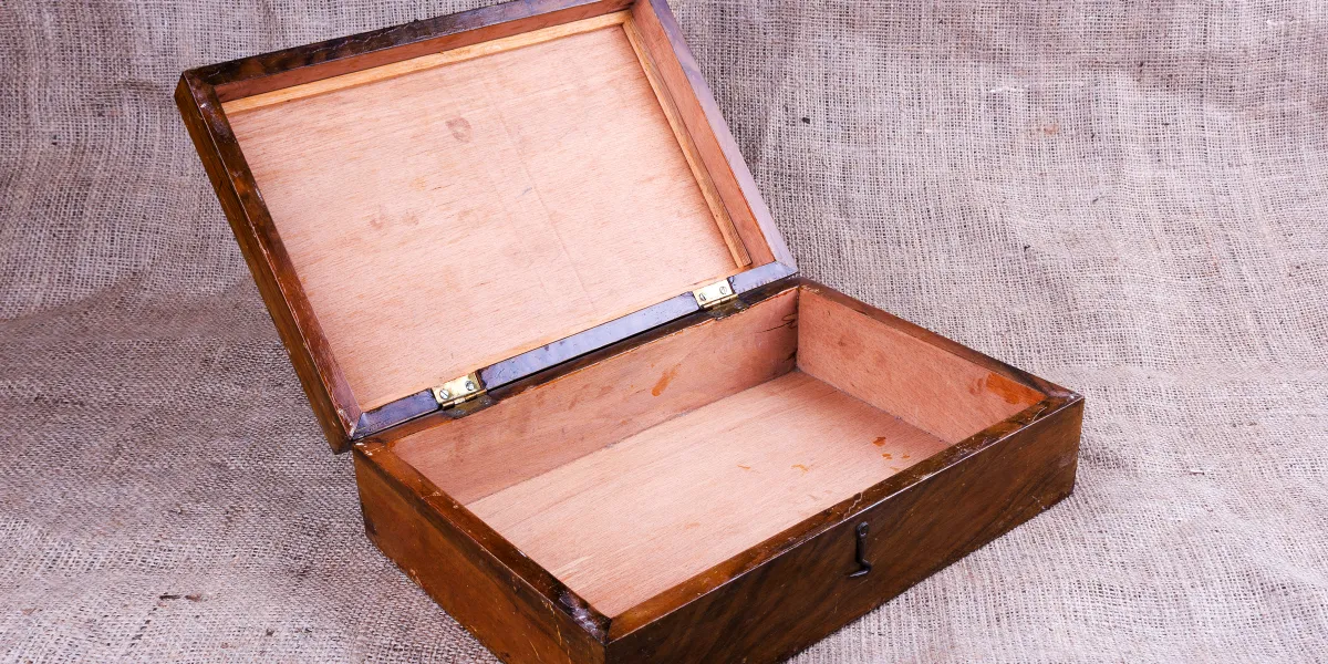 La caja con la reliquia de mi madre estaba vacía — Mi marido confesó, pero sus mentiras no terminaron ahí.