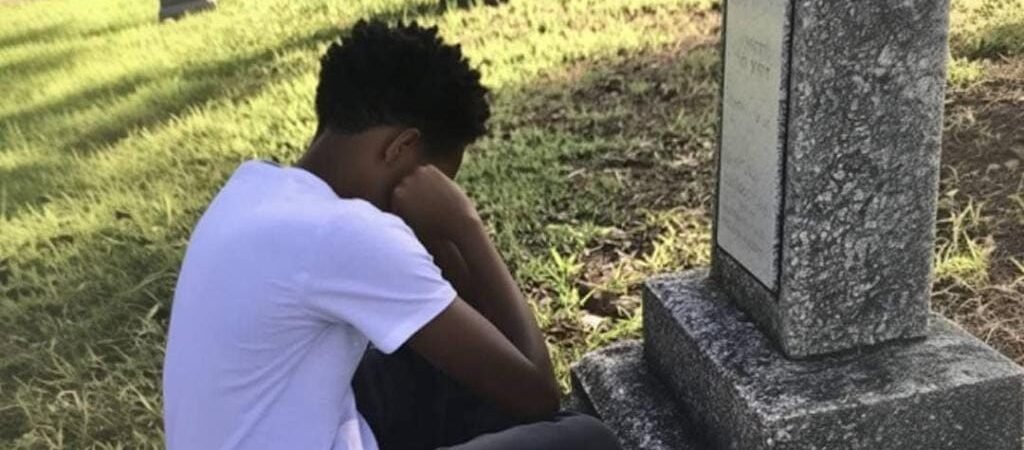 Am Grab seiner Adoptivmutter findet ein Junge einen Umschlag mit seinem Namen