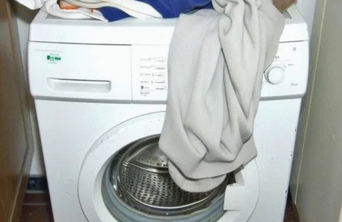 MEIN MANN VERLIEß IMMER DAS HAUS, WENN SEIN HANDY KLINGELTE, UND KAM MIT STINKENDER KLEIDUNG ZURÜCK.