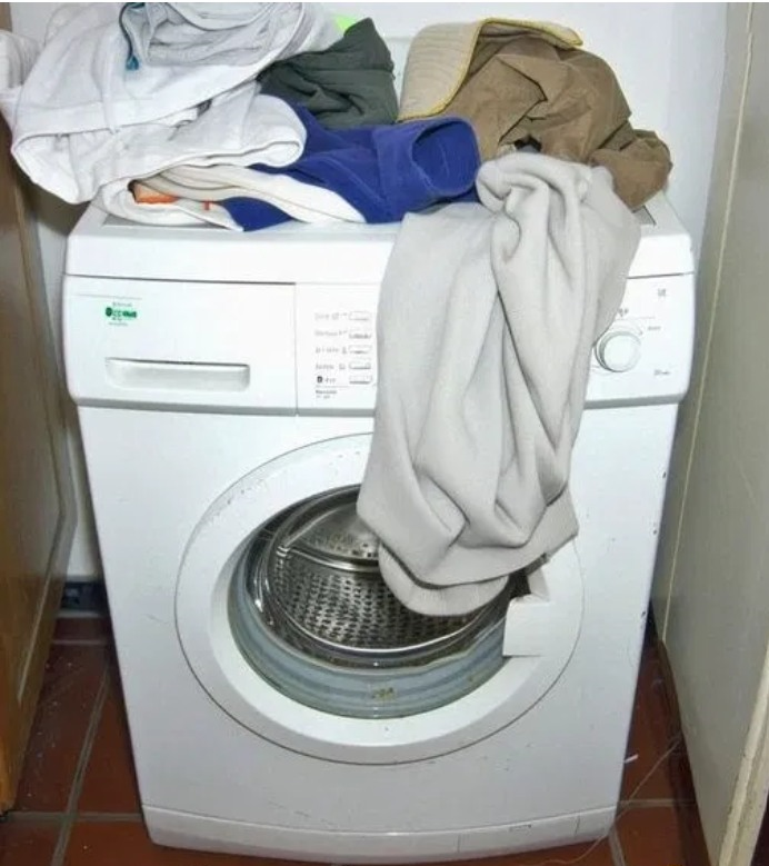 MEIN MANN VERLIEß IMMER DAS HAUS, WENN SEIN HANDY KLINGELTE, UND KAM MIT STINKENDER KLEIDUNG ZURÜCK.