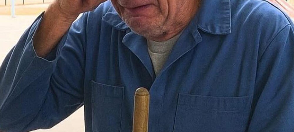 DIE SCHULDIREKTORIN KÜNDIGT DEM ALTEN HAUSMEISTER UND BEREUT ES SOFORT, ALS SIE SEINE ABGENUTZTE UHR FINDET