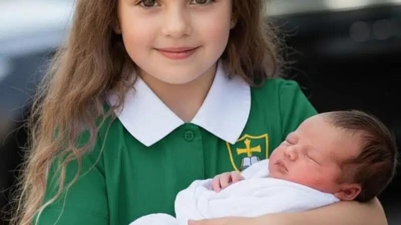 „Das arme Mädchen, das die Scheibe eines Luxusautos einschlug, um ein Baby zu retten… ohne zu ahnen, wer es wirklich war!“