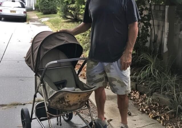 Ein armer, verwitweter Vater kauft einen Kinderwagen